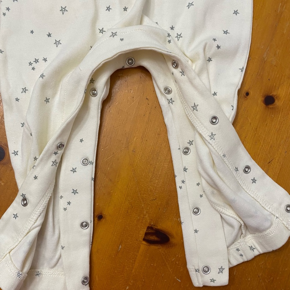 *FINAL* ๐ Quincy Mae Romper, Organic Cotton, Ivory w/ blue stars - Picture 6 of 11